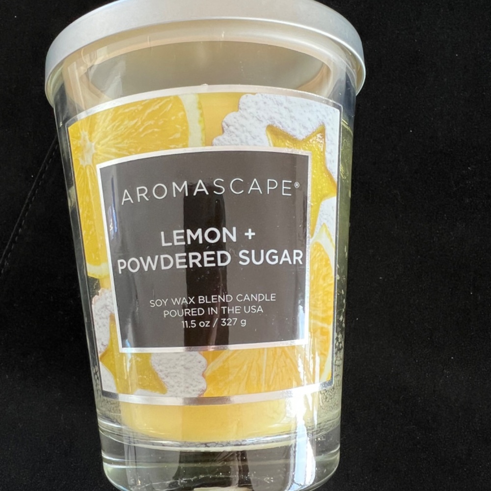 🎉Host Pick🎉 Chesapeake Bay Lemon + Powdered Sugar Candle 11.5oz - Picture 2 of 9